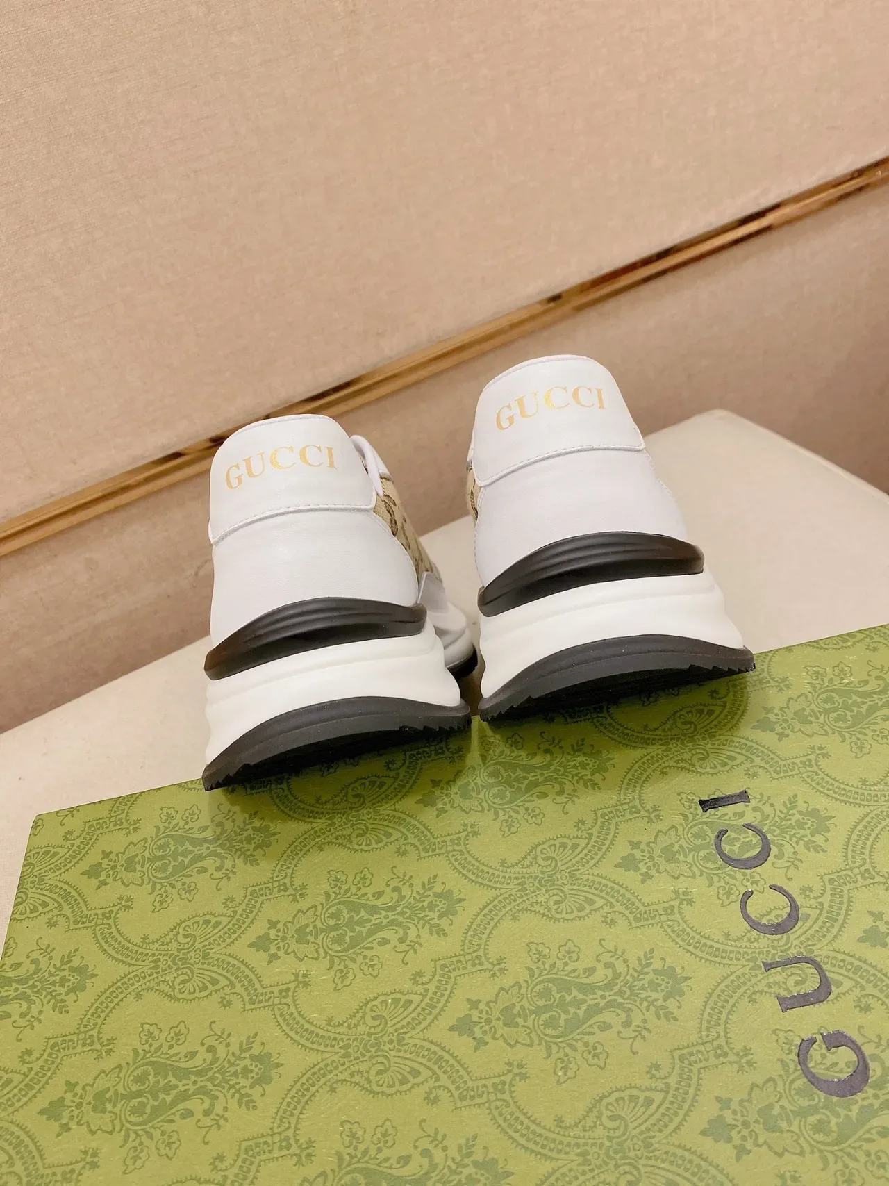 Gucci Rhyton Beige Monogram Canvas Chaussures Lifestyle en Cuir Blanc 3