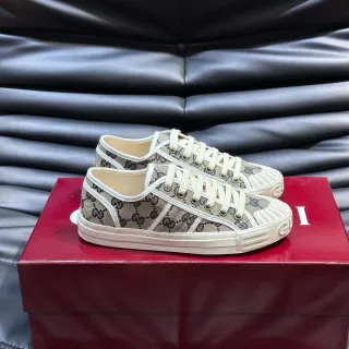 Gucci Screener GG Supreme حذاء رياضي أسلوب حياة بيج وأسود