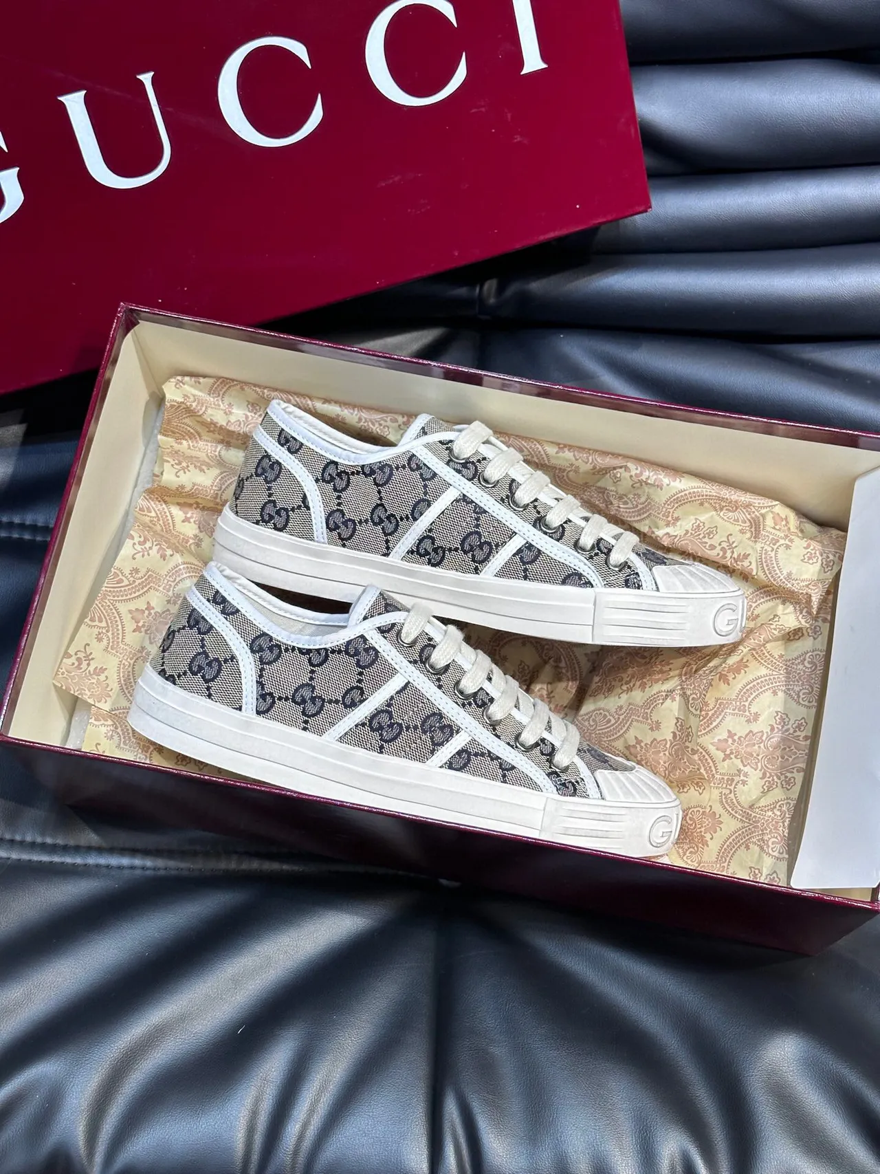 Gucci Screener GG Supreme Beige and Black Lifestyle Sneakers 4