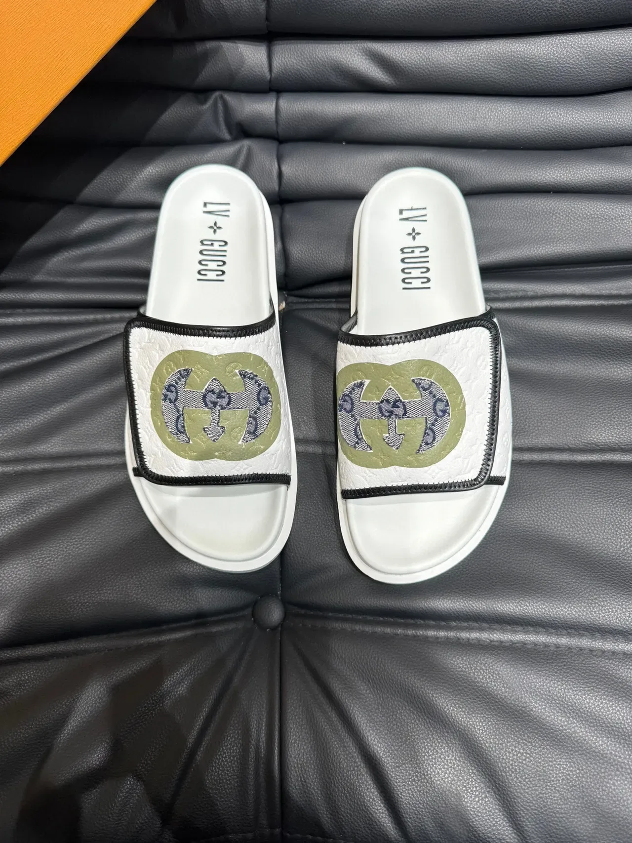 Gucci Screener Pantuflas Brancas Verde Exército Alça de Couro Monogramada Bordada Interlocking GG Logo 2