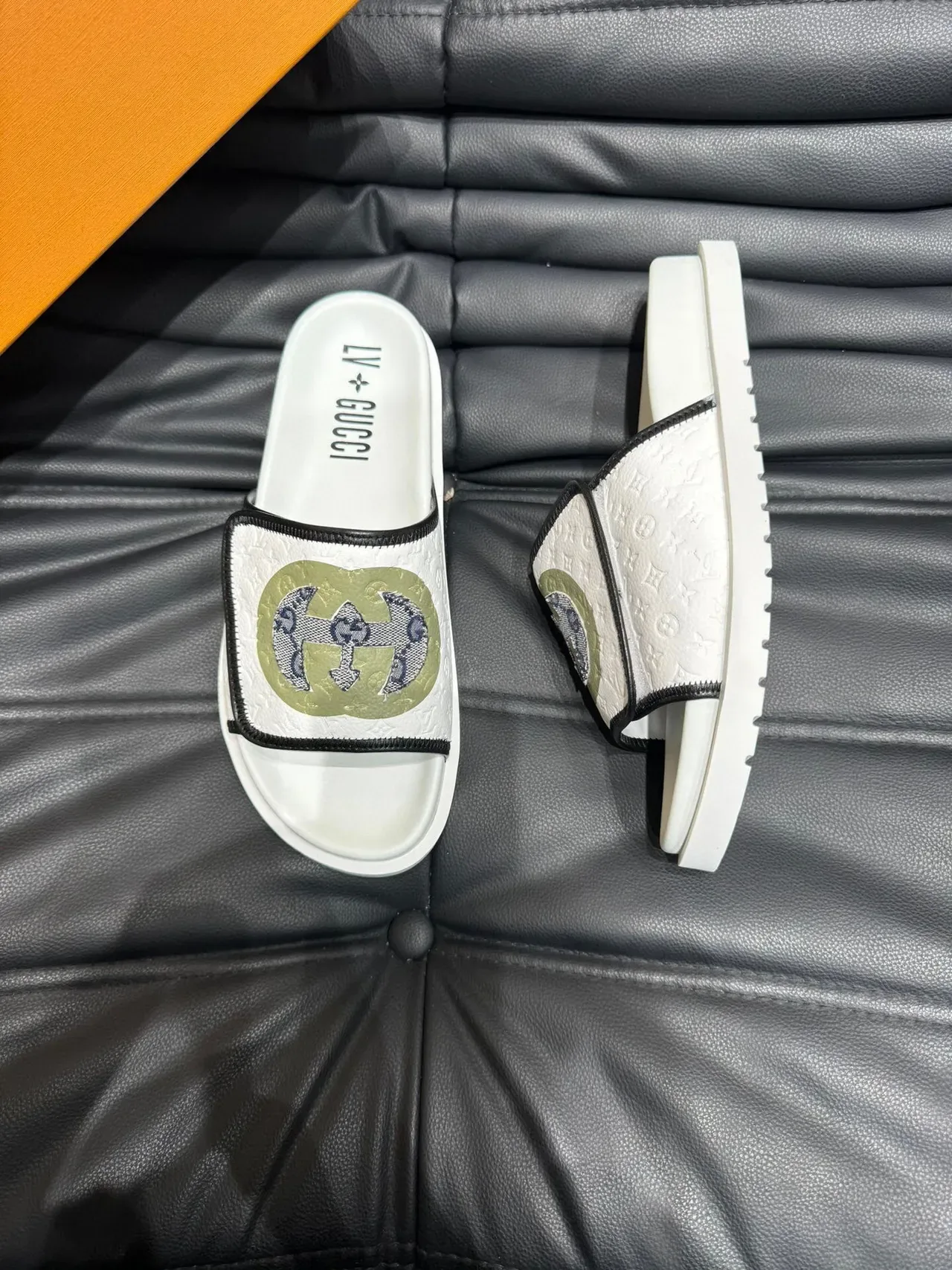 Gucci Screener Pantuflas Brancas Verde Exército Alça de Couro Monogramada Bordada Interlocking GG Logo 3