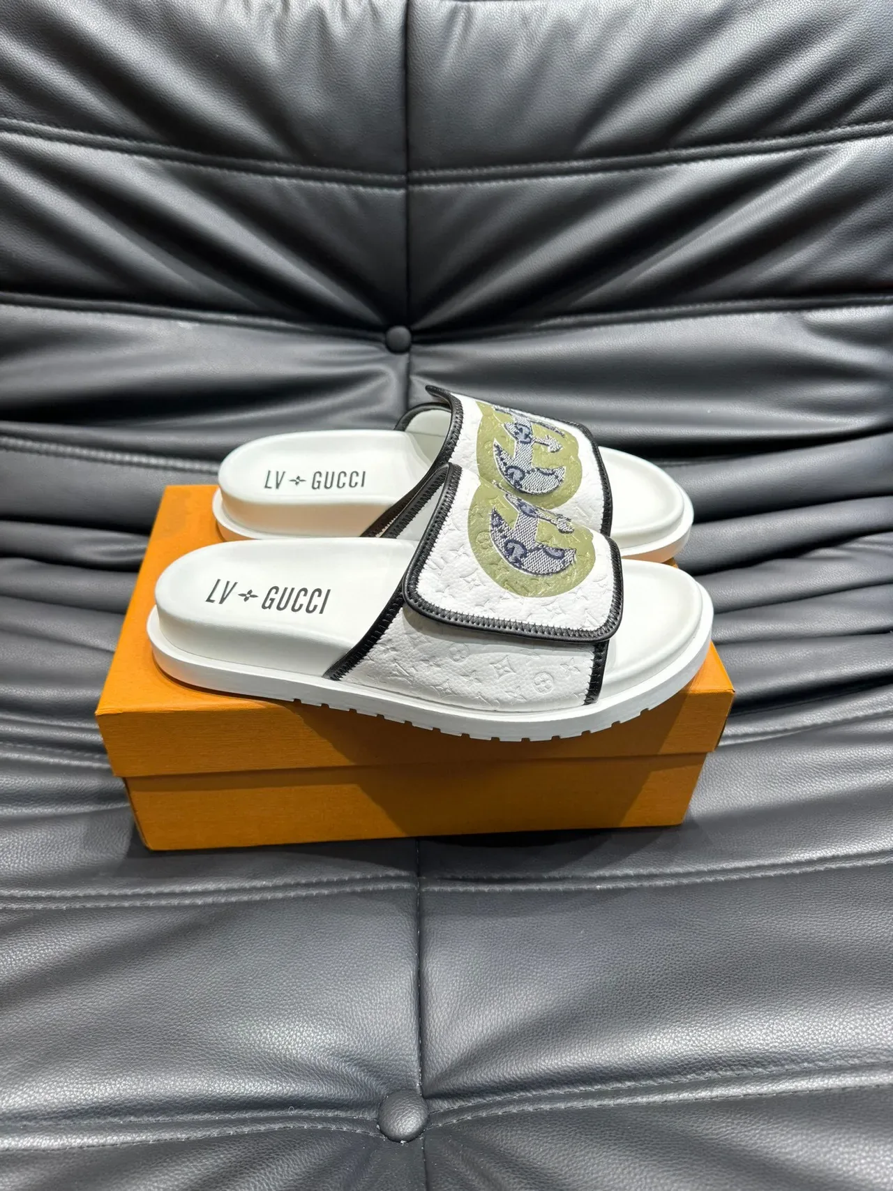 Gucci Screener Pantuflas Brancas Verde Exército Alça de Couro Monogramada Bordada Interlocking GG Logo 4