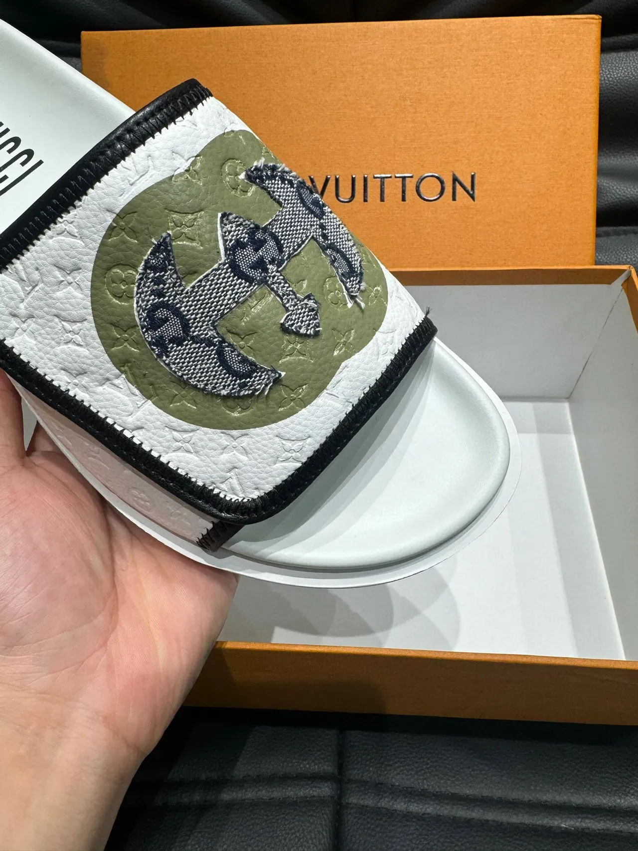 Gucci Screener Pantuflas Brancas Verde Exército Alça de Couro Monogramada Bordada Interlocking GG Logo 5