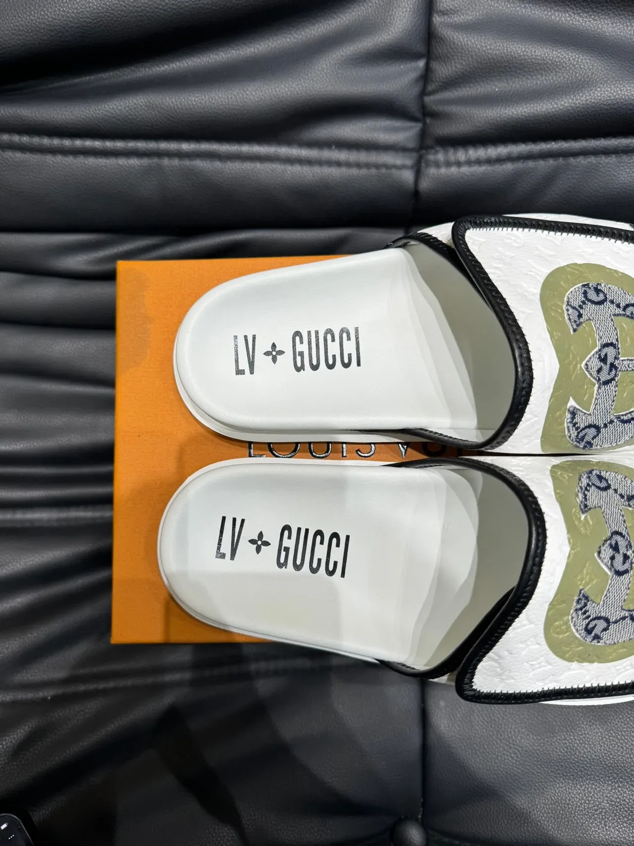 Gucci Screener Pantuflas Brancas Verde Exército Alça de Couro Monogramada Bordada Interlocking GG Logo 6
