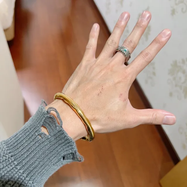 Gucci Sculptural Gold-Tone Open Bangle Bracelet 4
