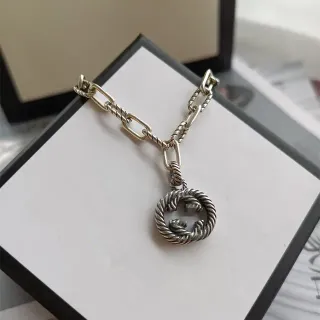قلادة Gucci سلسلة ملتوية بحبل فضية Interlocking G