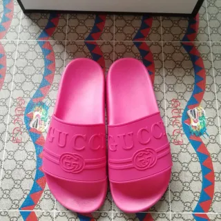 Gucci Slide गुलाबी मोल्डेड रबर एम्बॉस्ड ब्रांडिंग स्लिपर्स