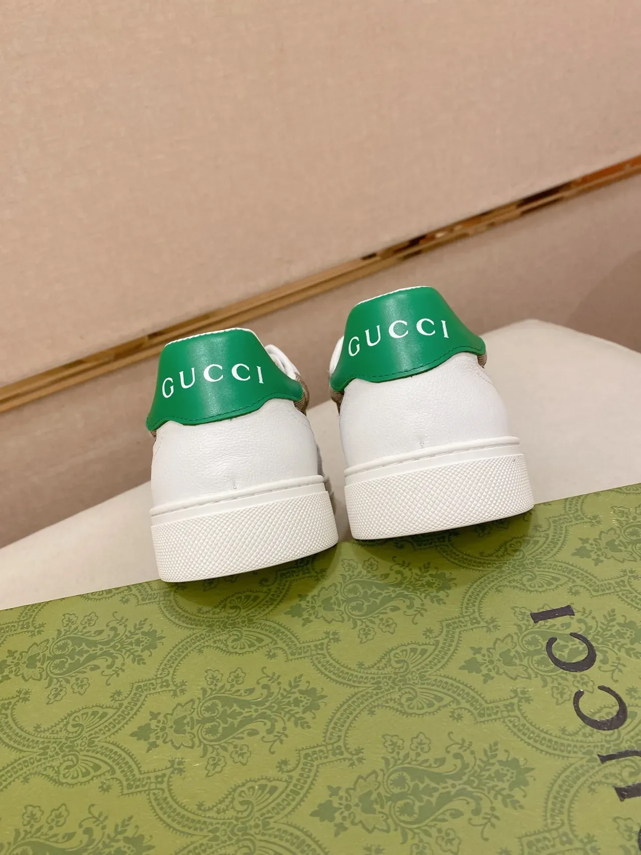 Gucci Tennis 1977 بيج GG كانفاس و جلد أبيض حذاء لايف ستايل 2