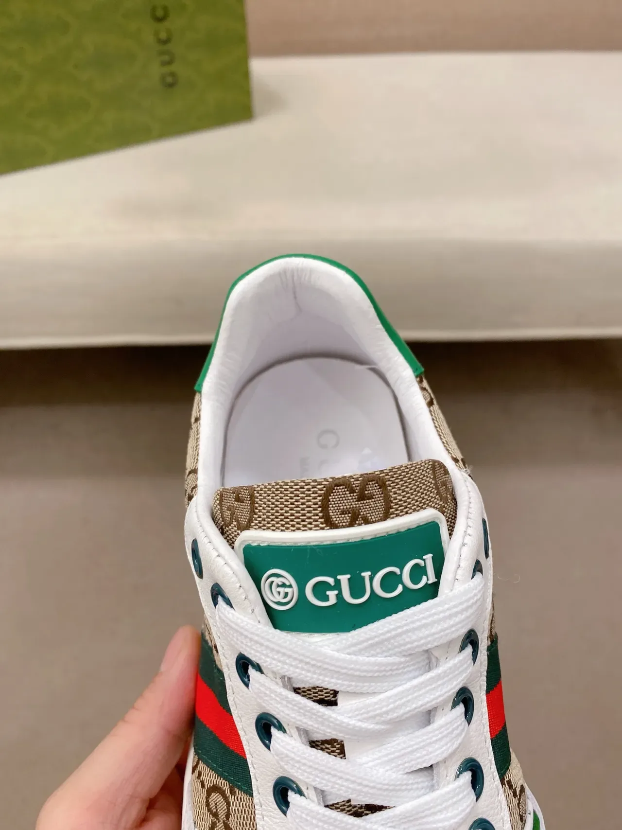 Gucci Tennis 1977 بيج GG كانفاس و جلد أبيض حذاء لايف ستايل 3