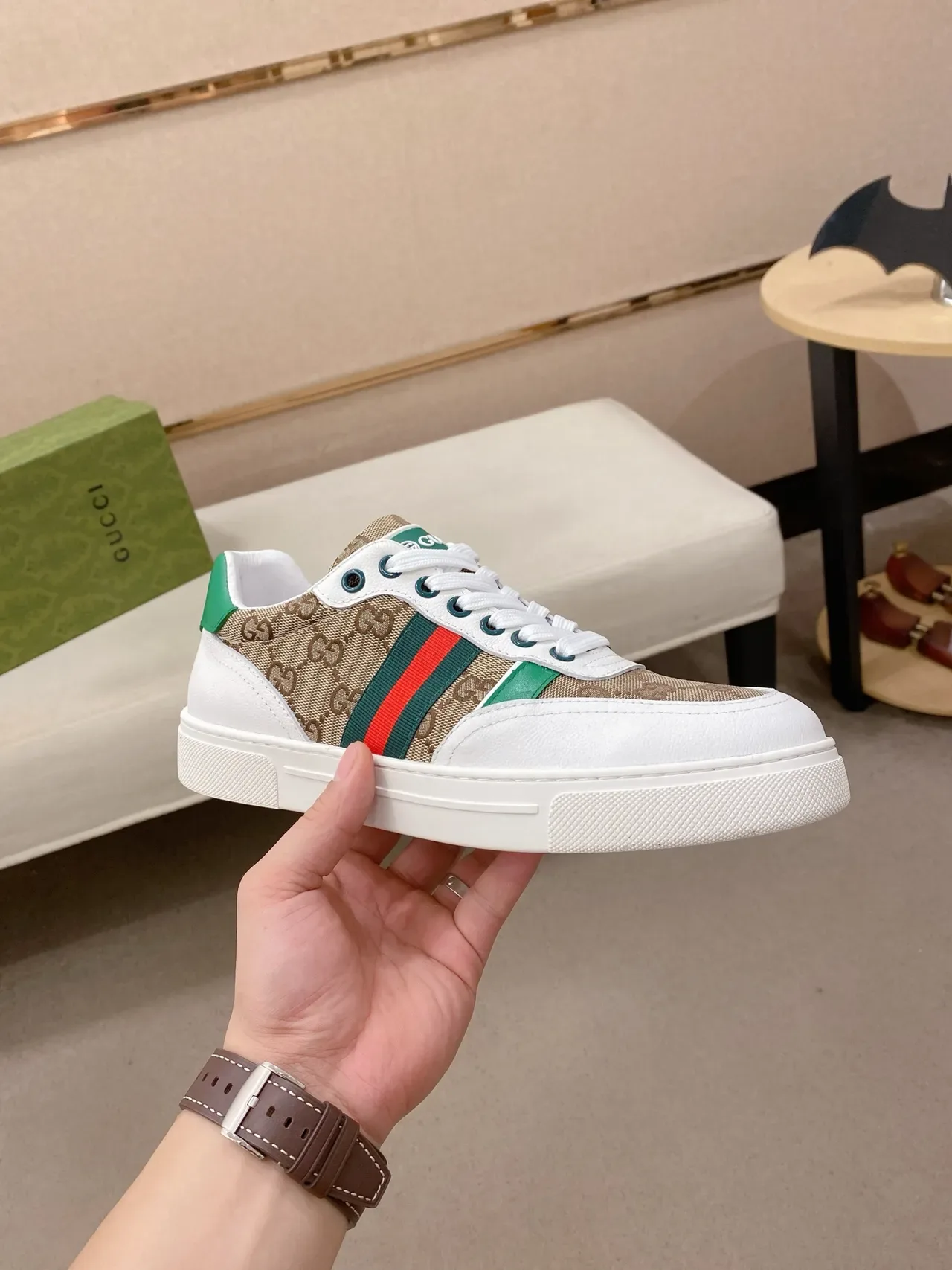 Gucci Tennis 1977 بيج GG كانفاس و جلد أبيض حذاء لايف ستايل 4