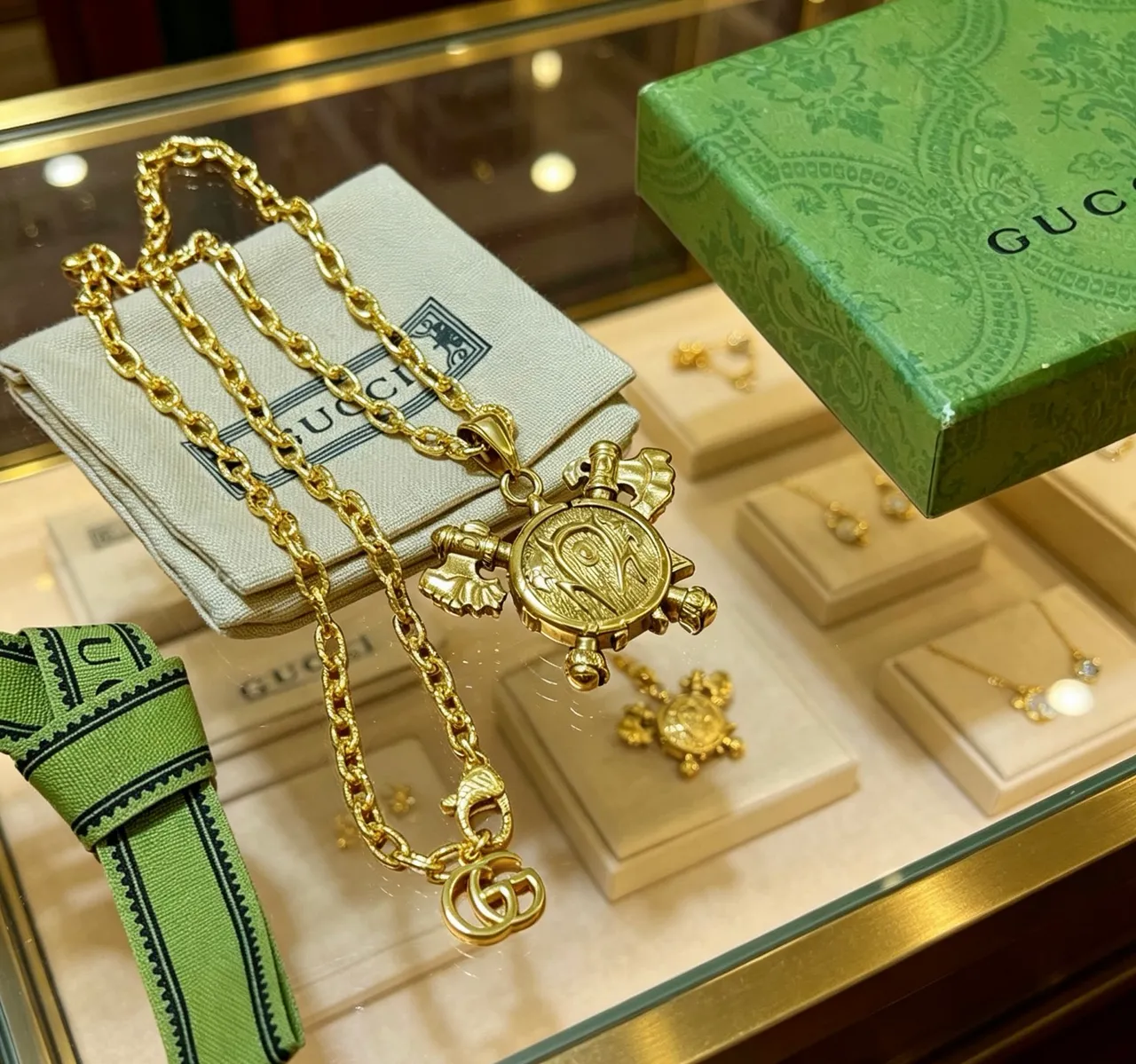 Gucci Turtle Pendant Gold-Tone Chain Necklace 3