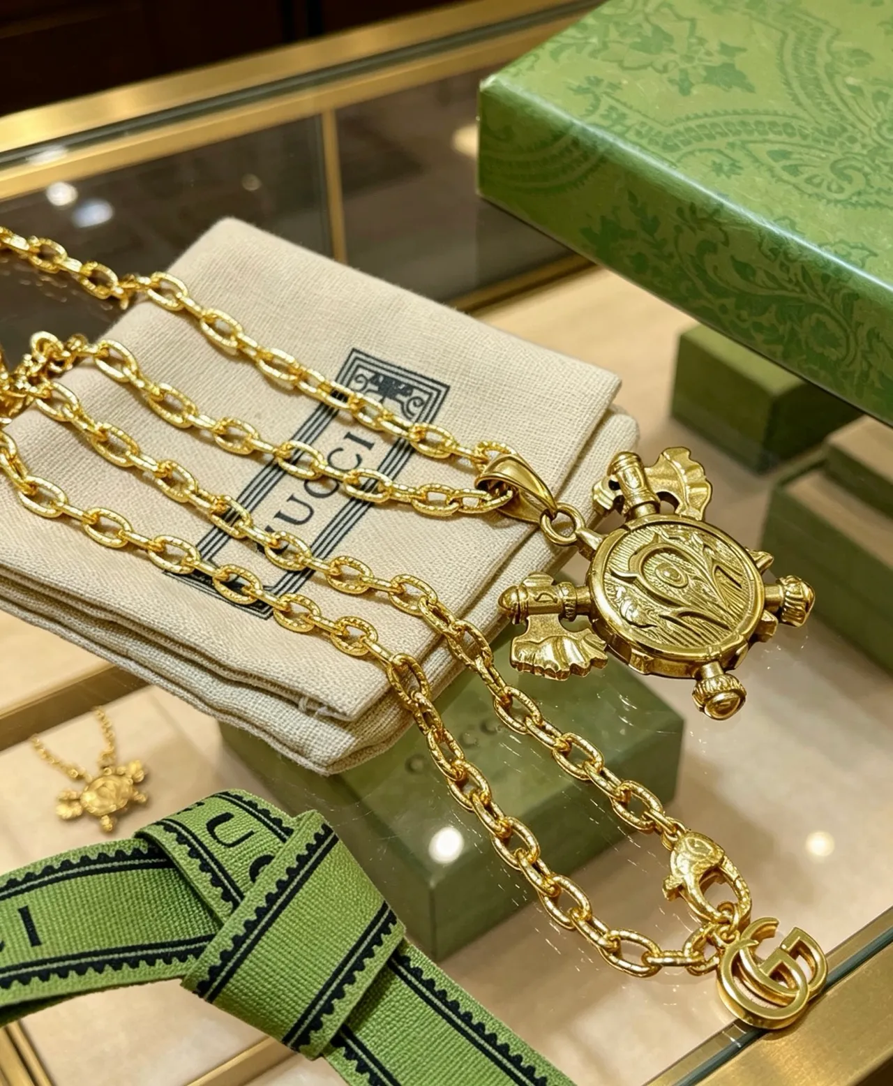Gucci Turtle Pendant Gold-Tone Chain Necklace 7