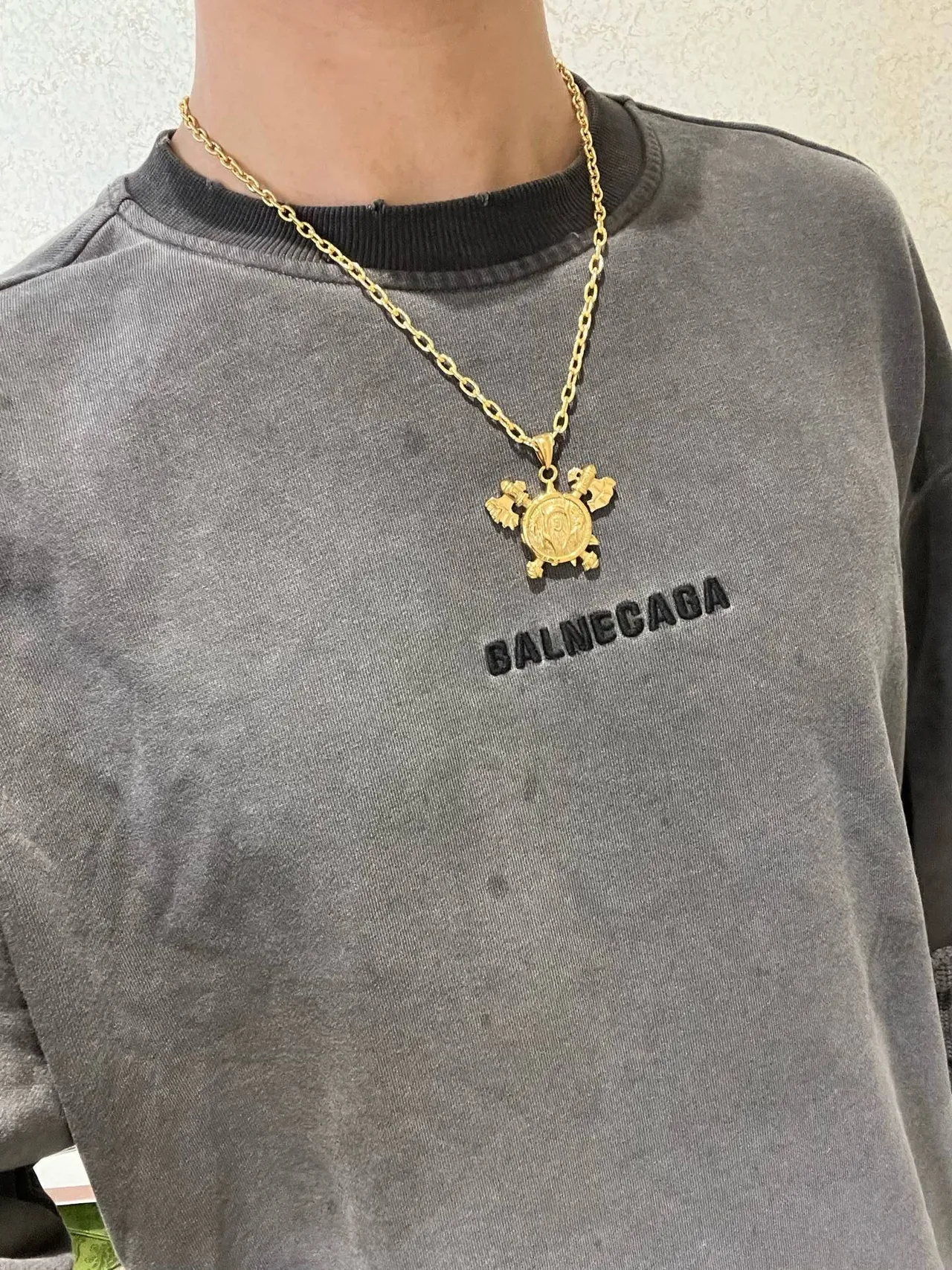 Gucci Turtle Pendant Gold-Tone Chain Necklace 8