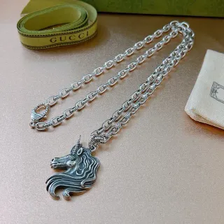 Gucci pendentif tête de licorne chaîne argentée collier
