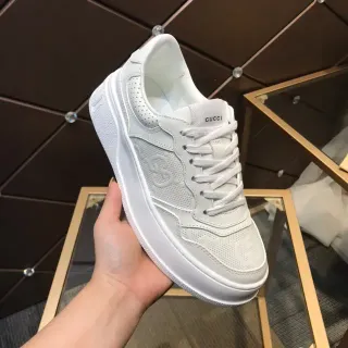 Gucci حذاء رياضي أبيض جلد مثقب Interlocking G مطبوع نمط حياة