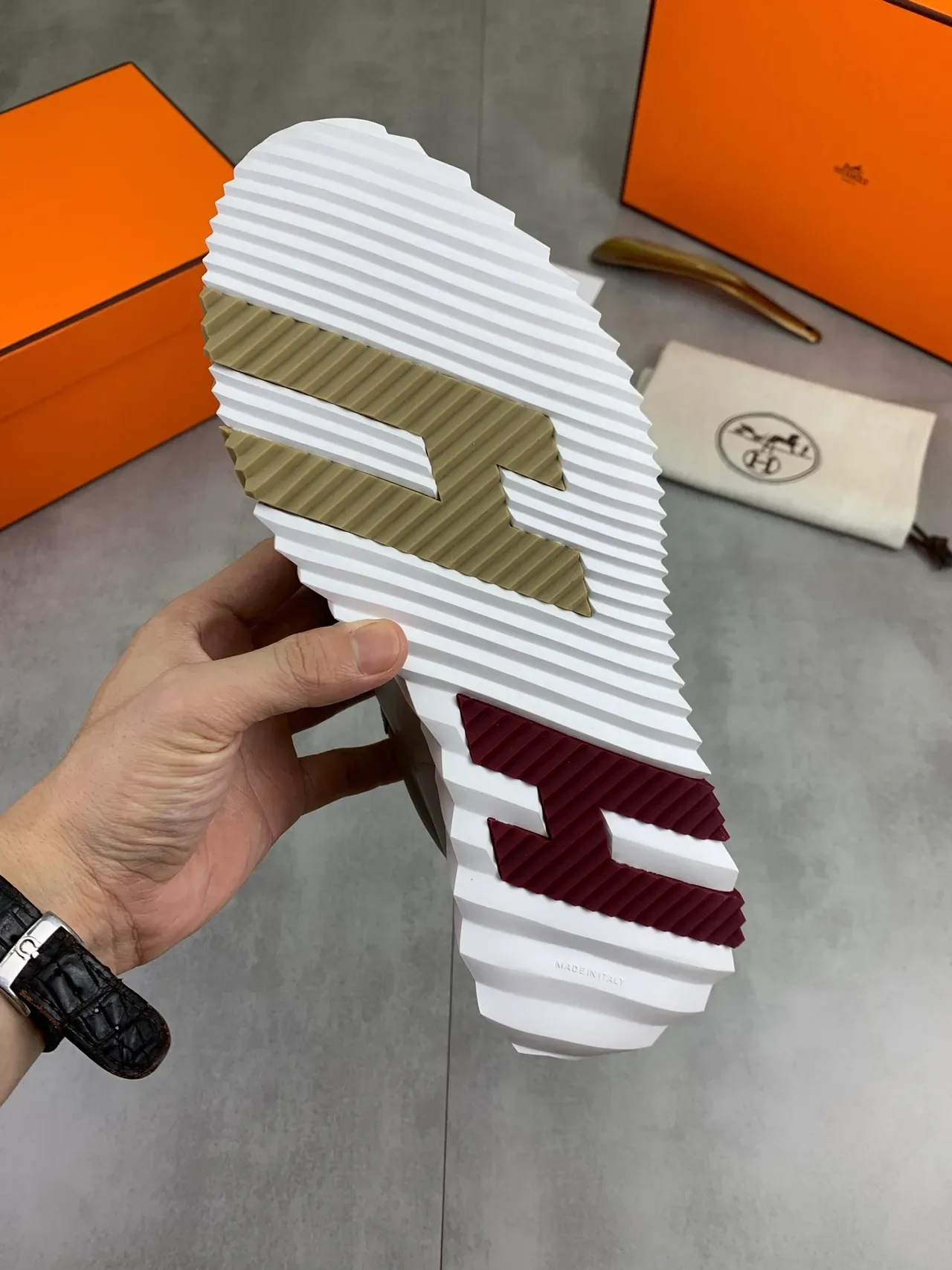 Hermès Beige Burgundy Sneakers Lifestyle avec tige Suede-Leather Hybrid, œillets cousus en zigzag 3