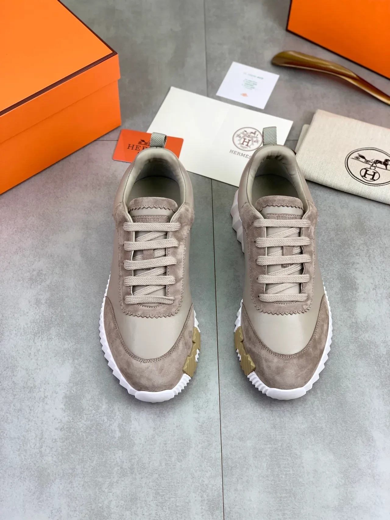 Hermès Beige Burgundy Sneakers Lifestyle avec tige Suede-Leather Hybrid, œillets cousus en zigzag 4