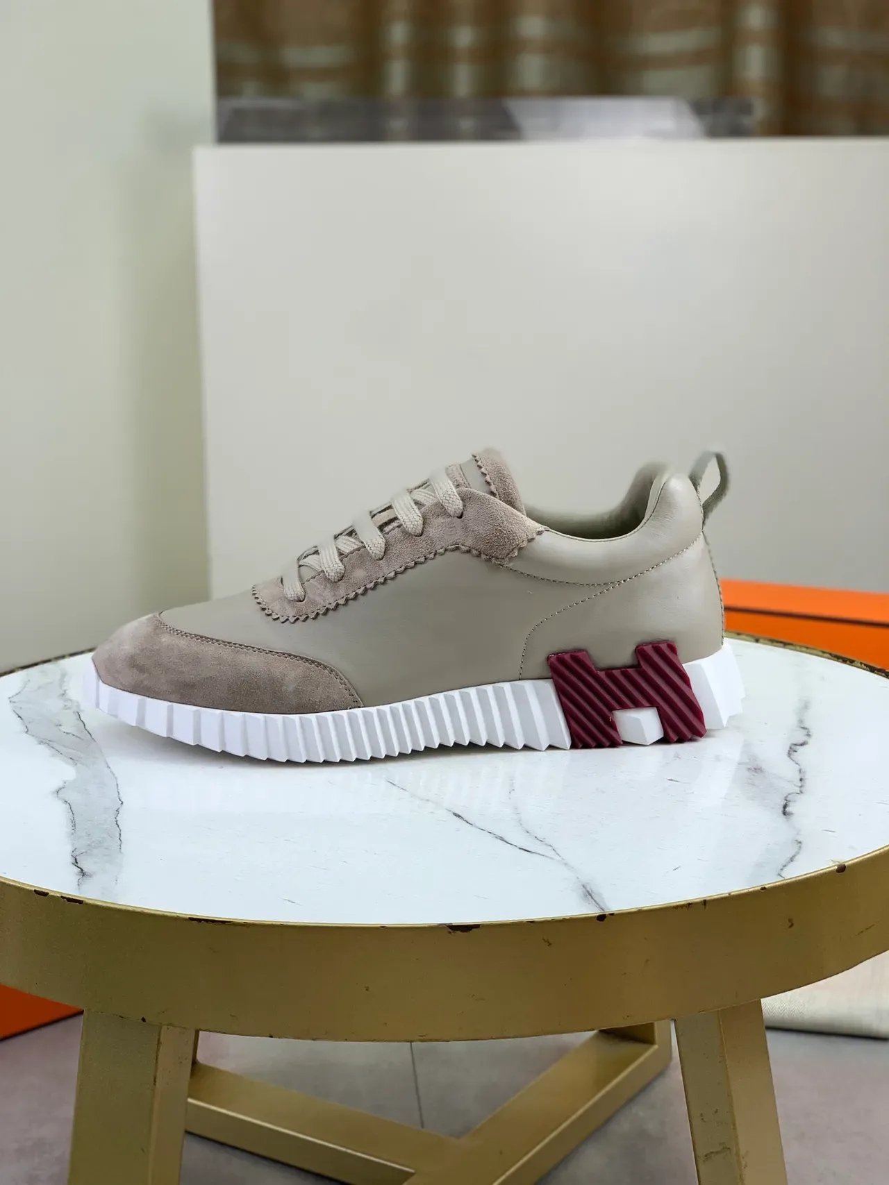 Hermès Beige Burgundy Sneakers Lifestyle avec tige Suede-Leather Hybrid, œillets cousus en zigzag 5