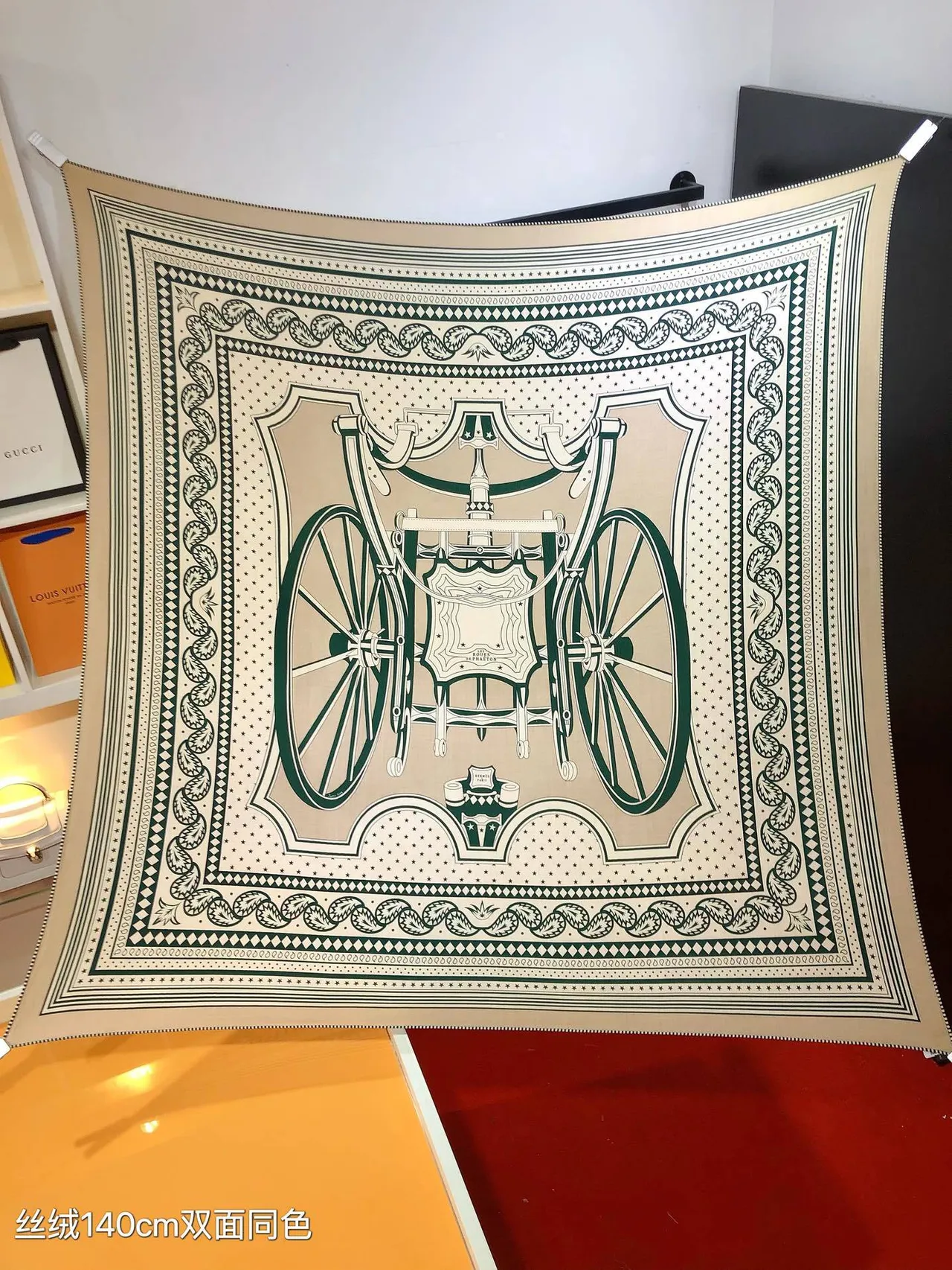 Hermès Beige Vert Motif Géométrique Étoile Écharpe en Soie 5