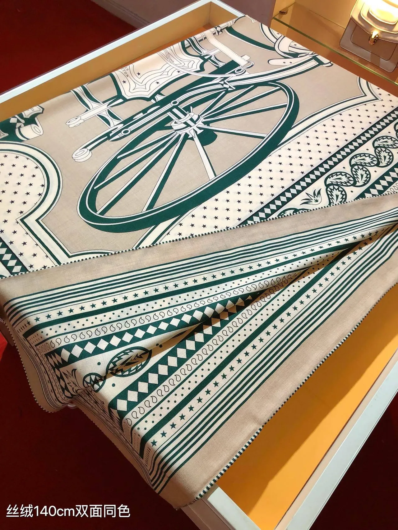 Hermès Beige Vert Motif Géométrique Étoile Écharpe en Soie 7