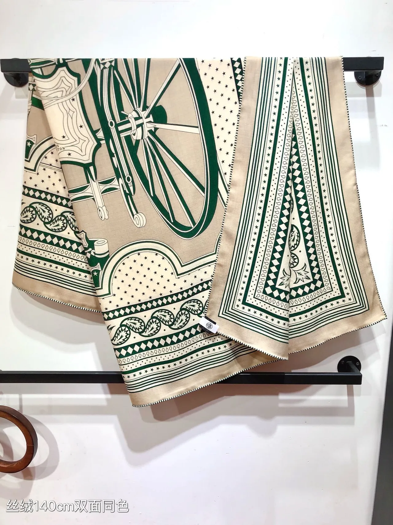 Hermès Beige Vert Motif Géométrique Étoile Écharpe en Soie 9