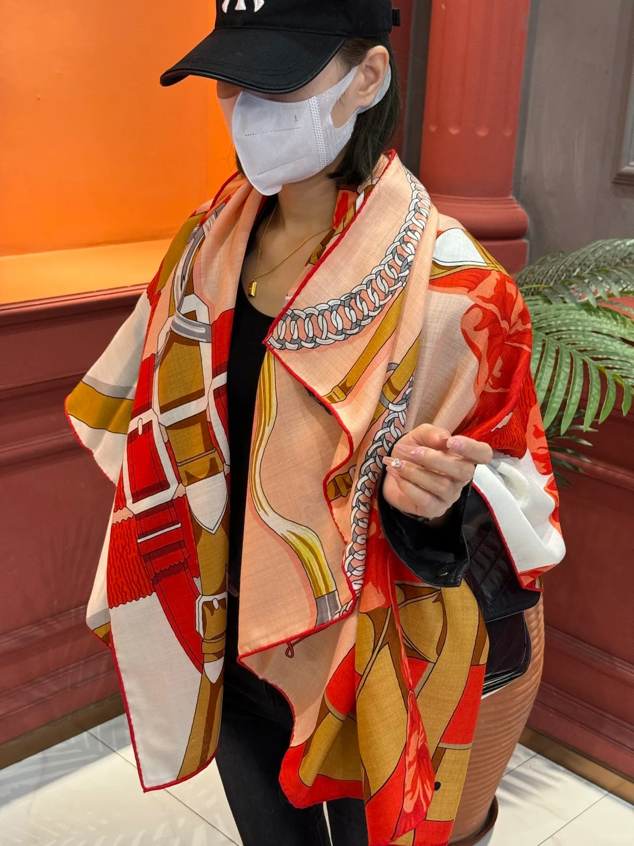 Hermès écharpe de soie beige et rouge avec motif de harnais équestre et accents floraux 2