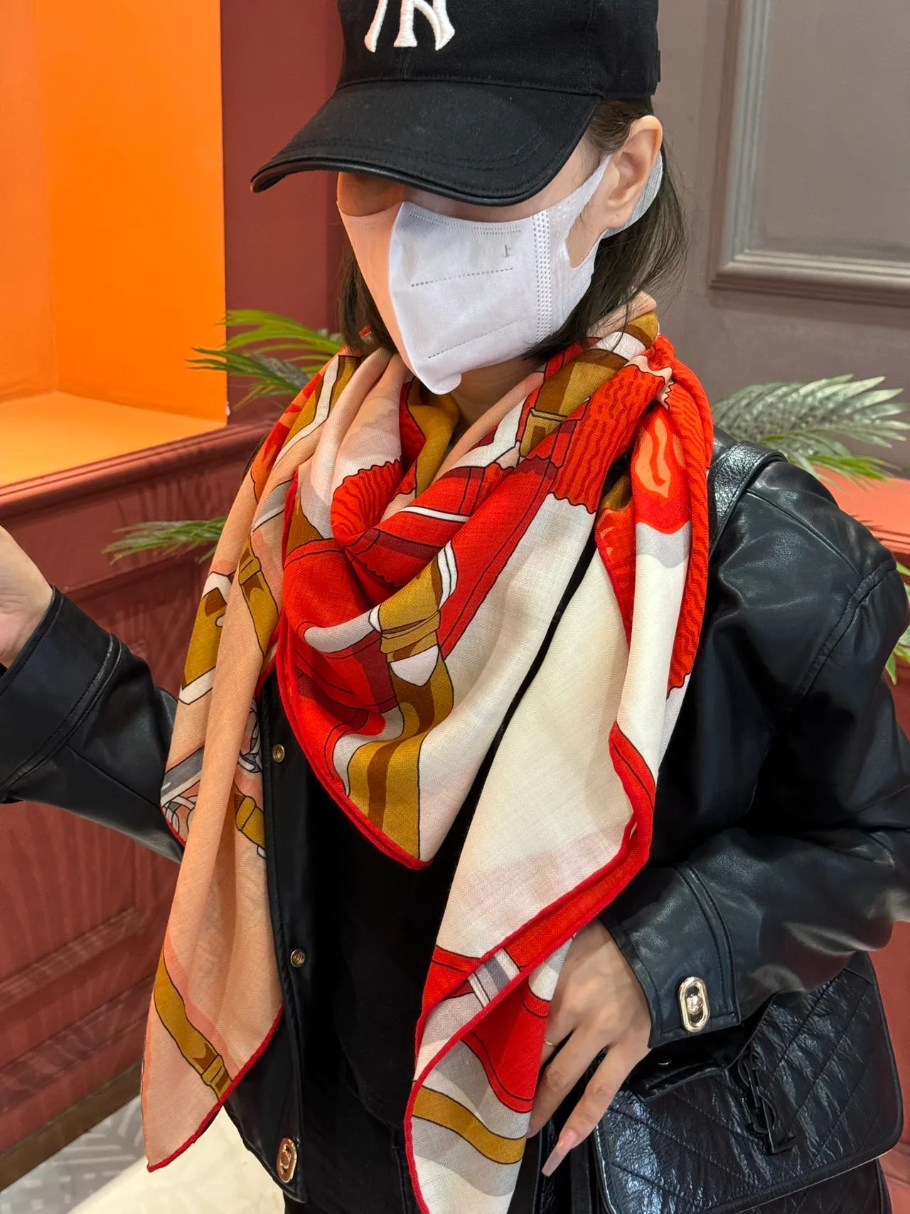 Hermès écharpe de soie beige et rouge avec motif de harnais équestre et accents floraux 4