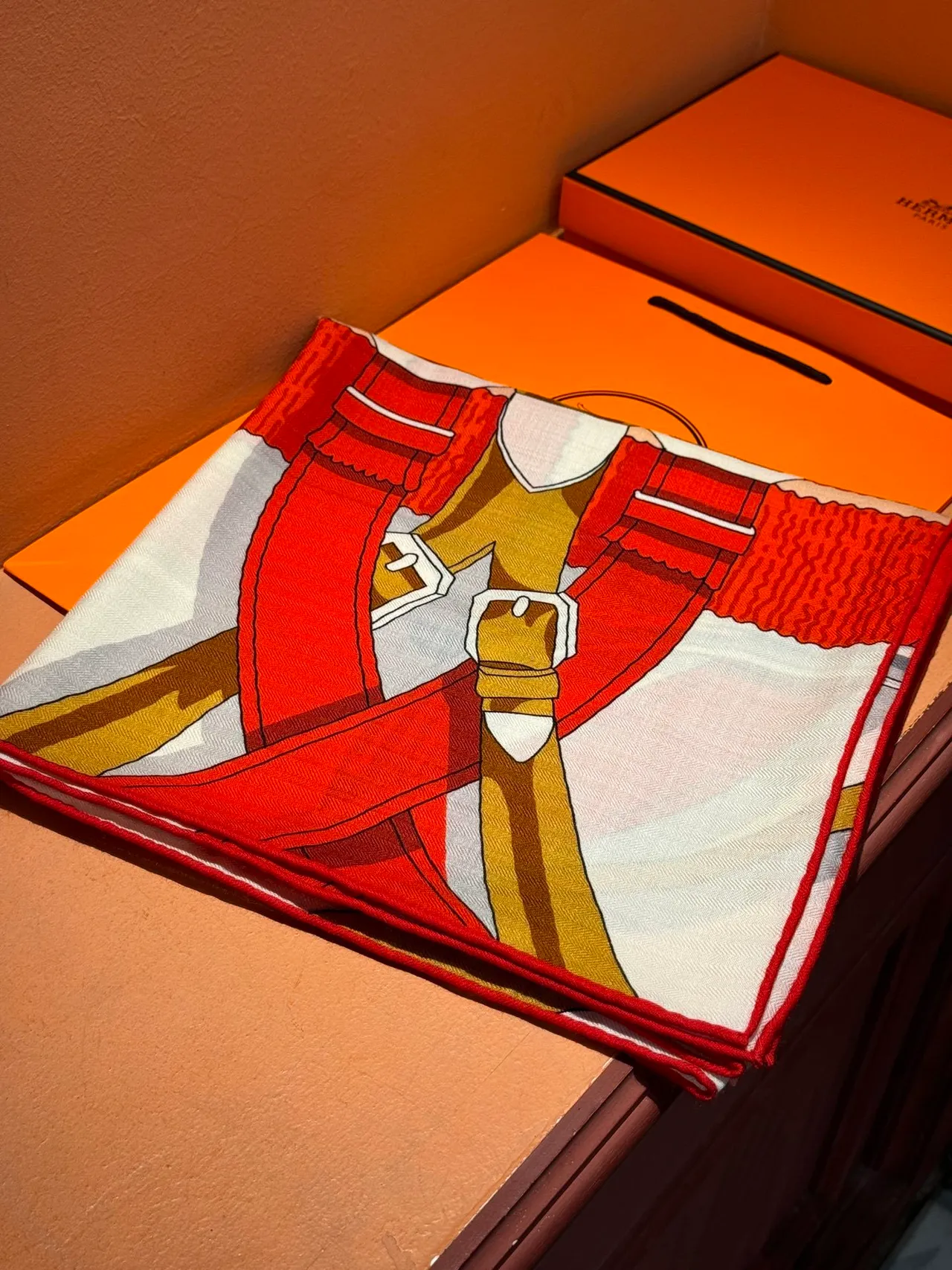 Hermès écharpe de soie beige et rouge avec motif de harnais équestre et accents floraux 6