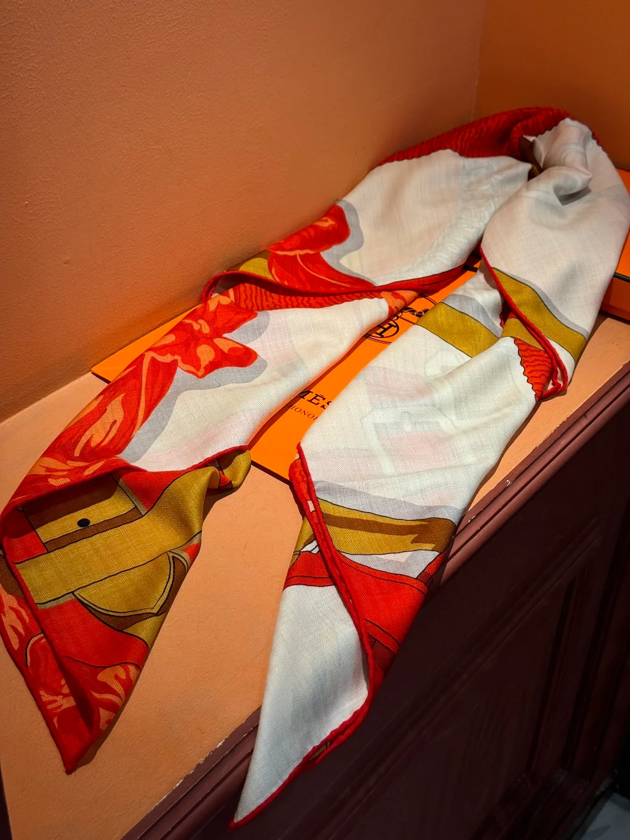 Hermès écharpe de soie beige et rouge avec motif de harnais équestre et accents floraux 7