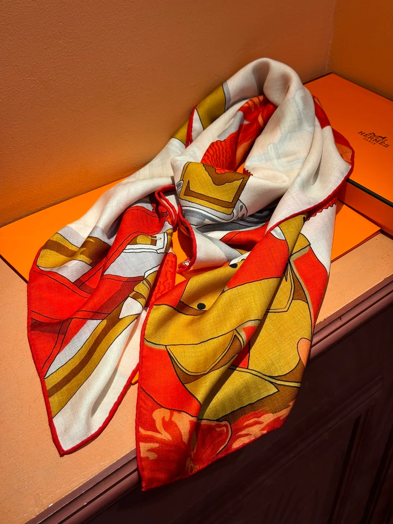 Hermès écharpe de soie beige et rouge avec motif de harnais équestre et accents floraux 8