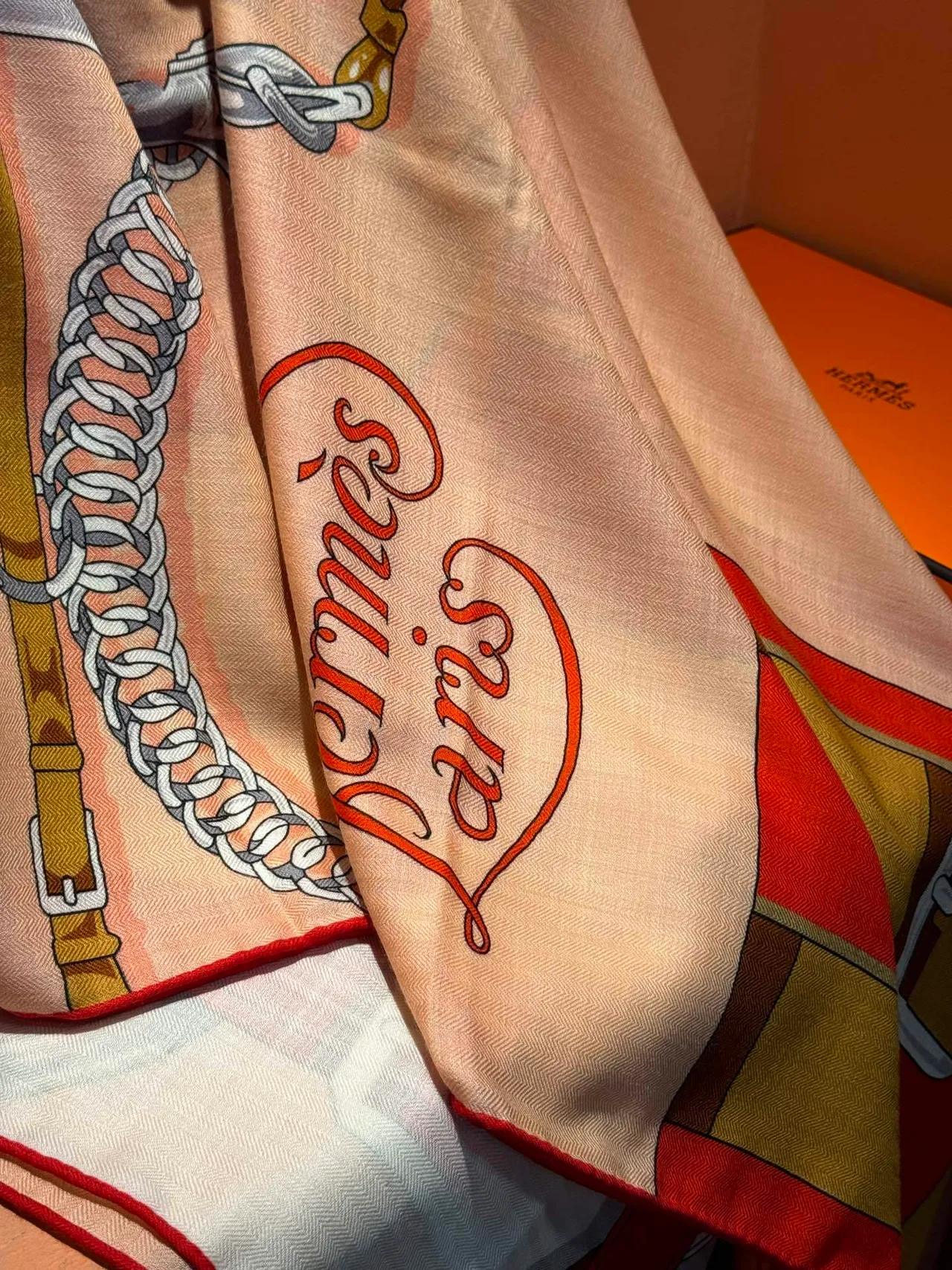 Hermès écharpe de soie beige et rouge avec motif de harnais équestre et accents floraux 9