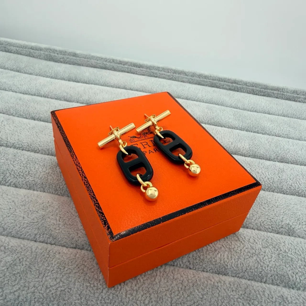 Brincos Hermès Preto Dourado Forma H Motivo Resina Fechamento Toggle 2