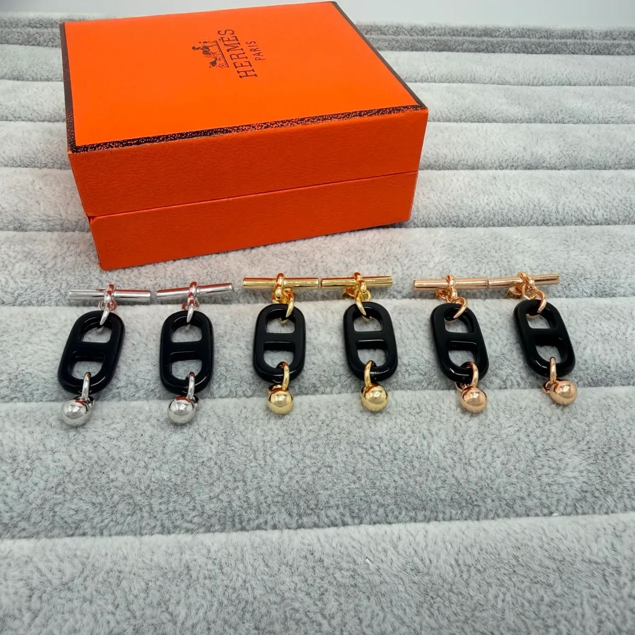 Brincos Hermès Preto Dourado Forma H Motivo Resina Fechamento Toggle 5