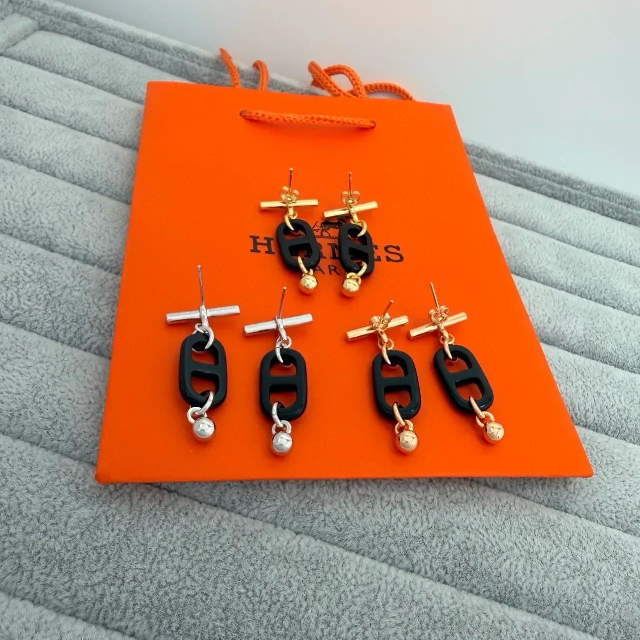 Brincos Hermès Preto Dourado Forma H Motivo Resina Fechamento Toggle 6