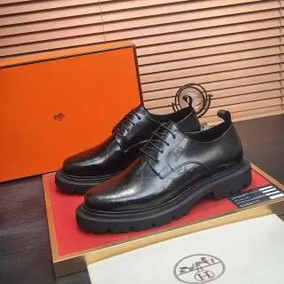 Hermès Sapatos Oxford de Couro Preto Polido com Fecho de Laço