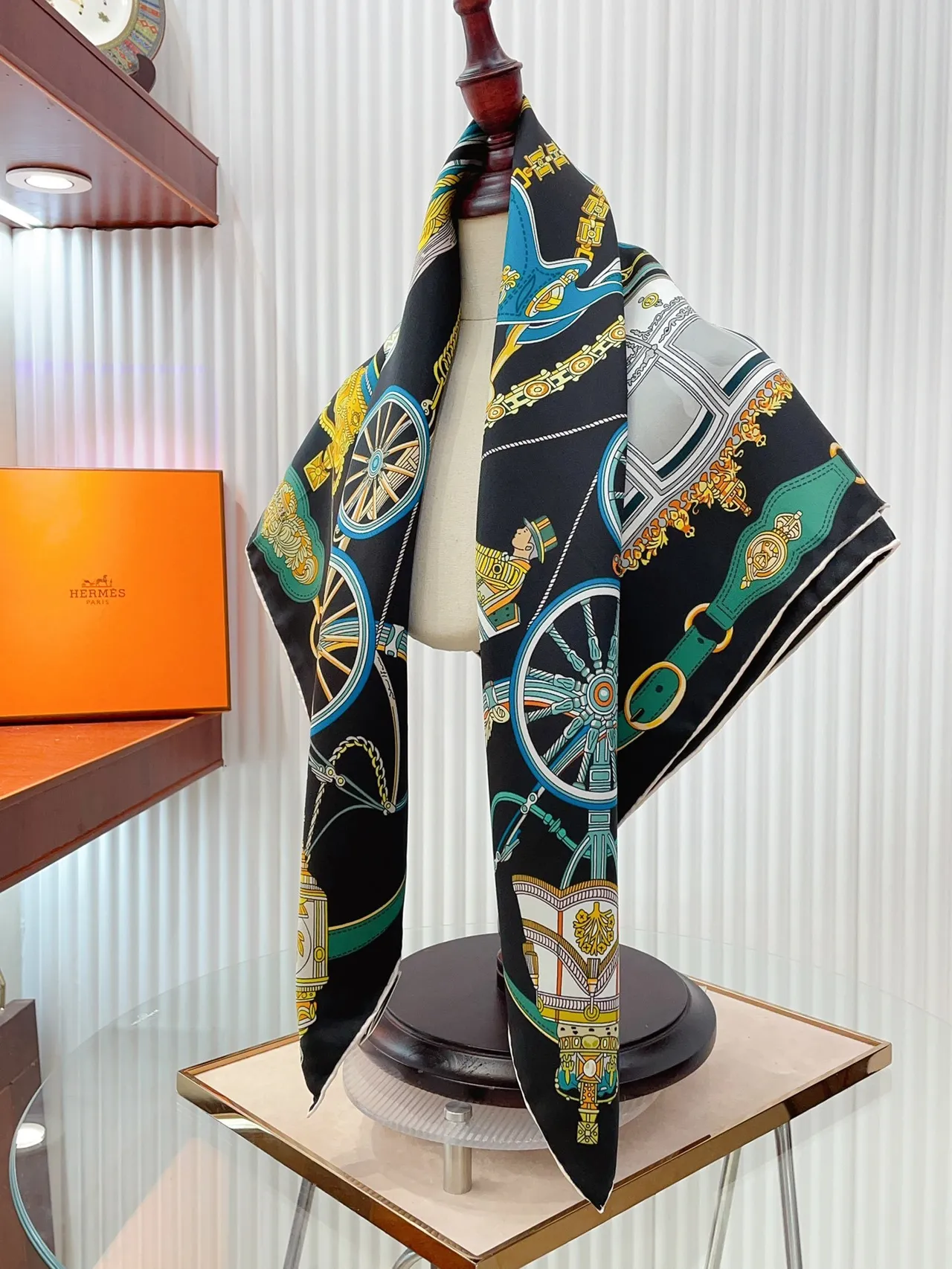 Hermès Carré Motif Équestre Noir Multicolore Écharpe en Soie 1