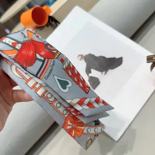 Hermès 骑术图案 灰色丝巾