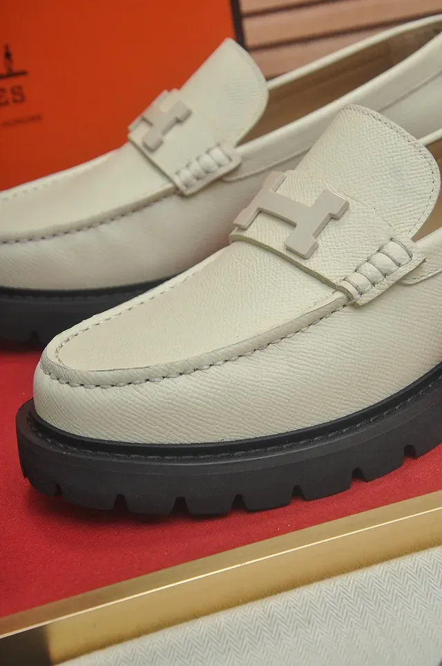 Hermès H-Buckle Mocassim Bege Couro Texturizado Hardware Preto 2