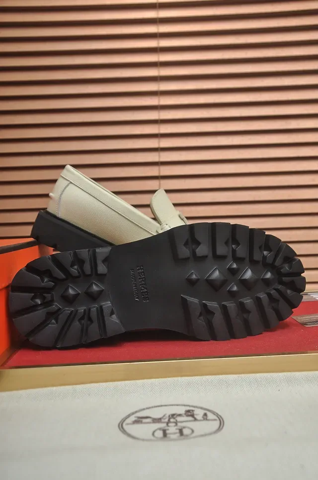 Hermès H-Buckle Mocassim Bege Couro Texturizado Hardware Preto 3