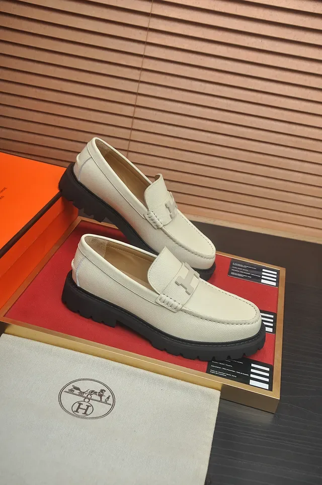 Hermès H-Buckle Mocassim Bege Couro Texturizado Hardware Preto 4