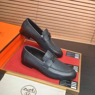 Mocassins Hermès H-Buckle de Couro Granulado