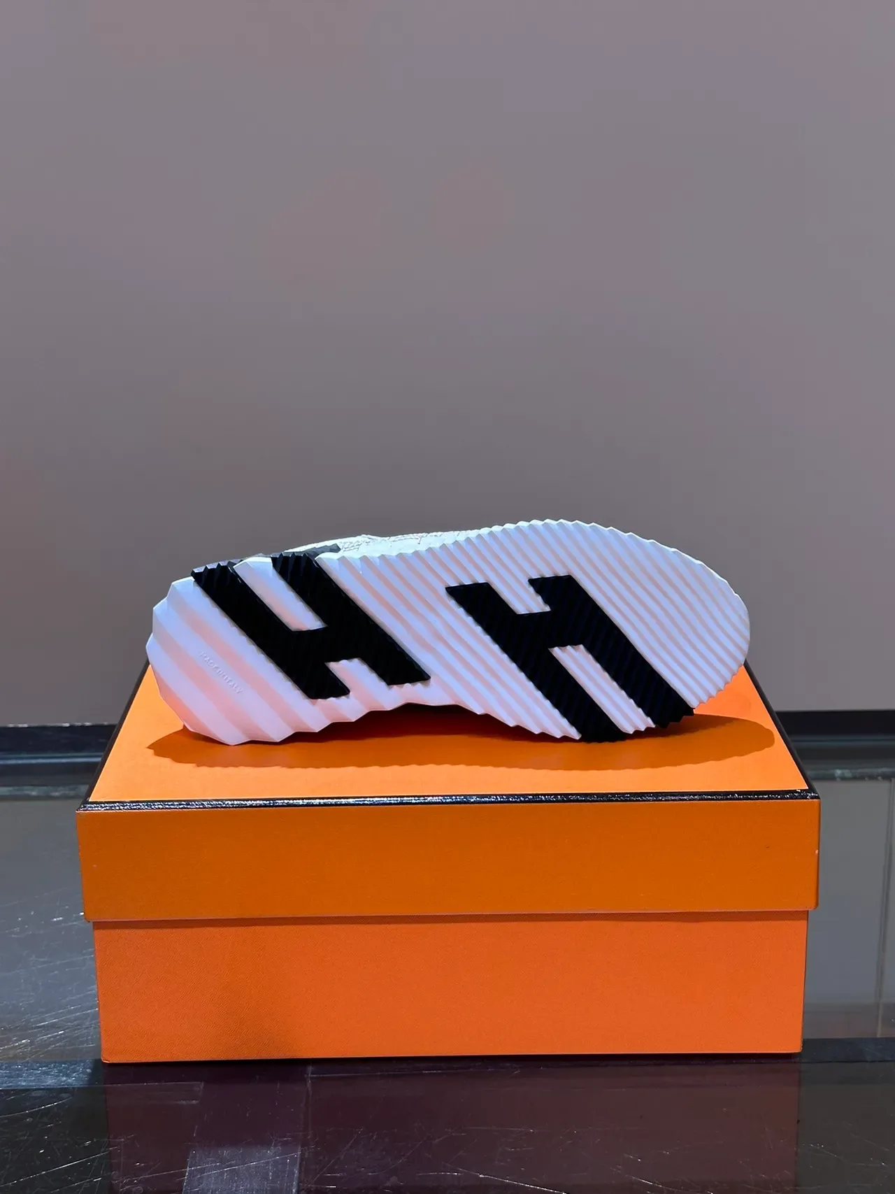 Hermès H-Racer Tênis Lifestyle Branco com Estampa Arquitetural 2
