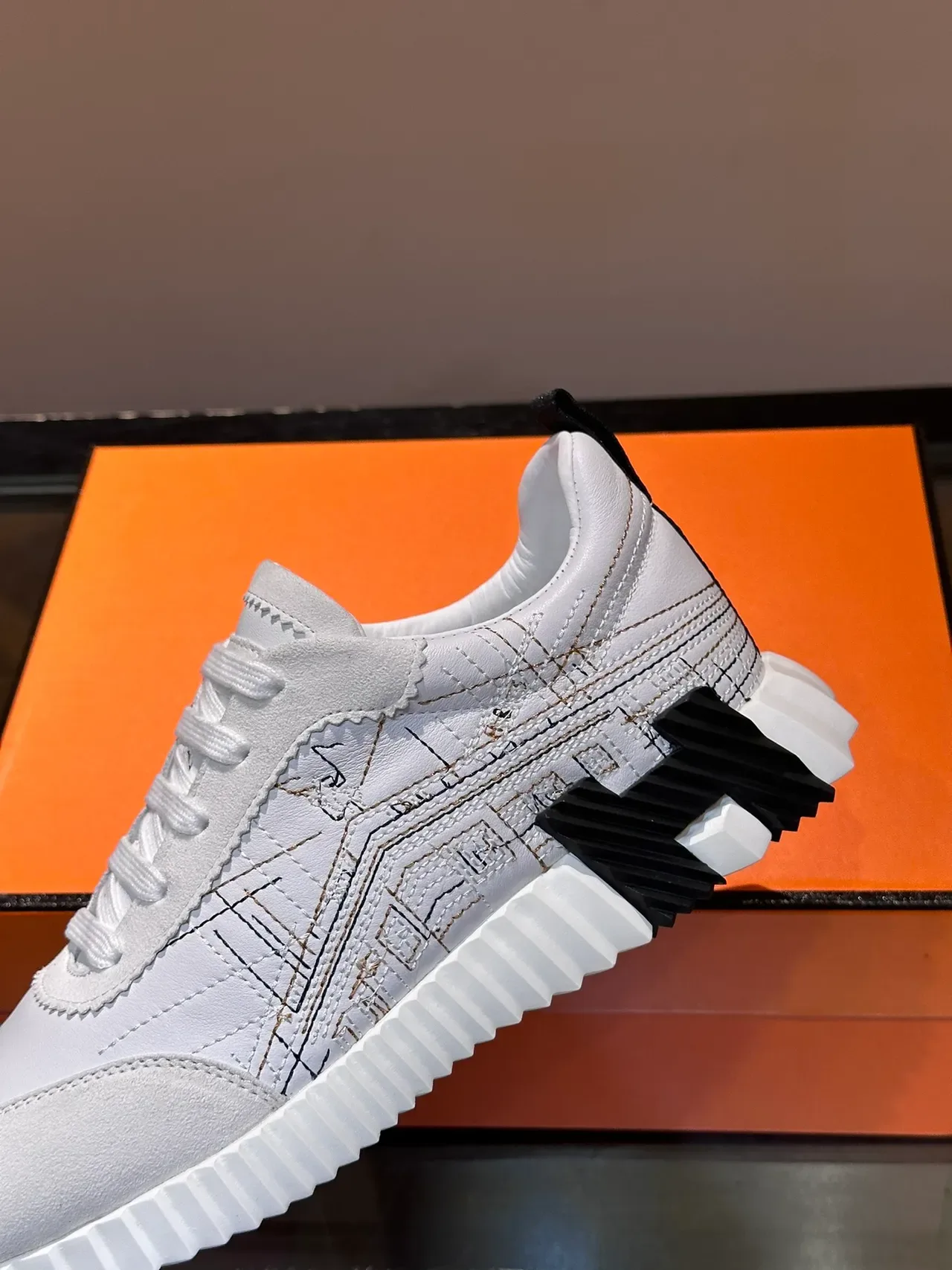 Hermès H-Racer Tênis Lifestyle Branco com Estampa Arquitetural 4