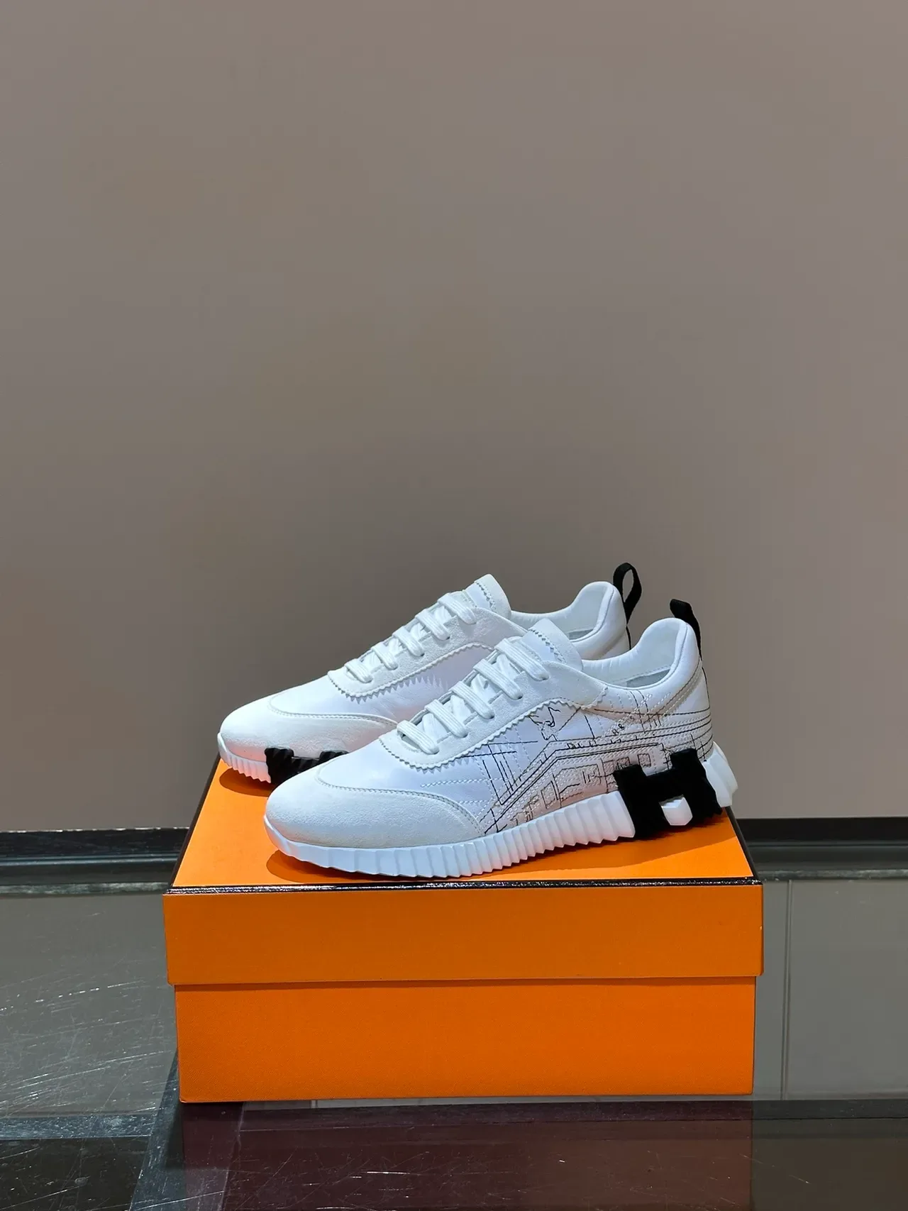 Hermès H-Racer Tênis Lifestyle Branco com Estampa Arquitetural 5