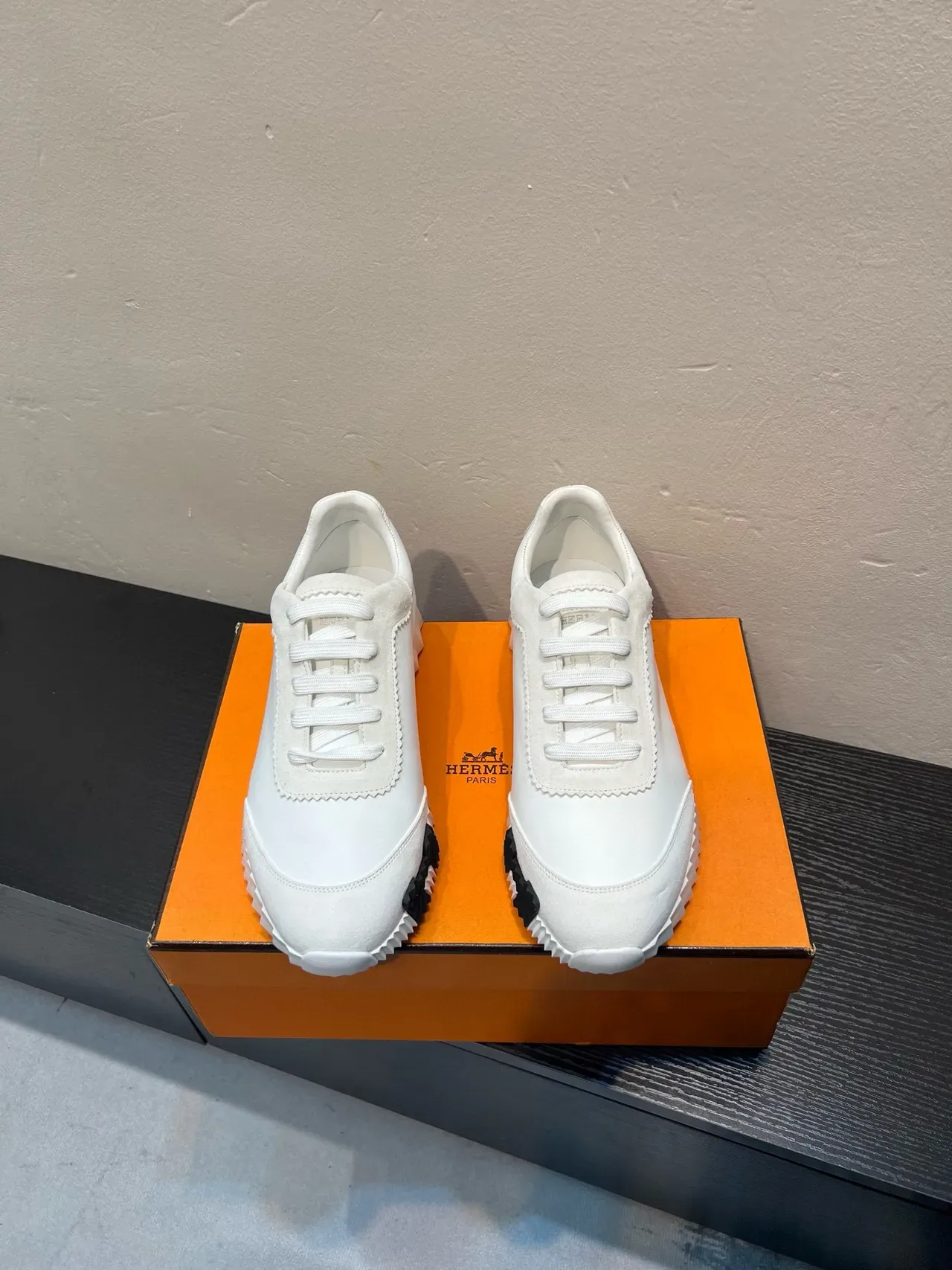 Hermès H Blanc Marron Cuir-Suede Hybride Tige Détail Couture Zigzag Sneakers Lifestyle 2