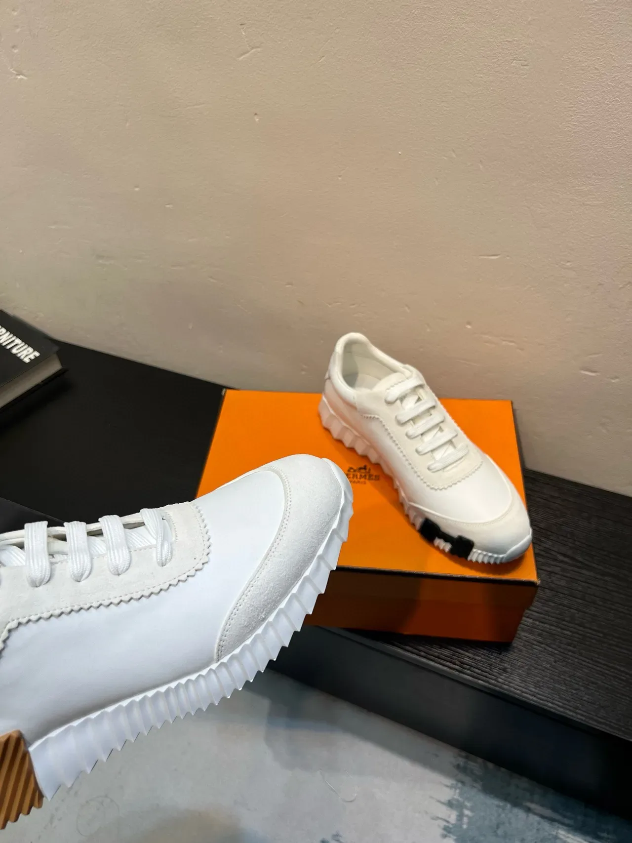 Hermès H Blanc Marron Cuir-Suede Hybride Tige Détail Couture Zigzag Sneakers Lifestyle 3
