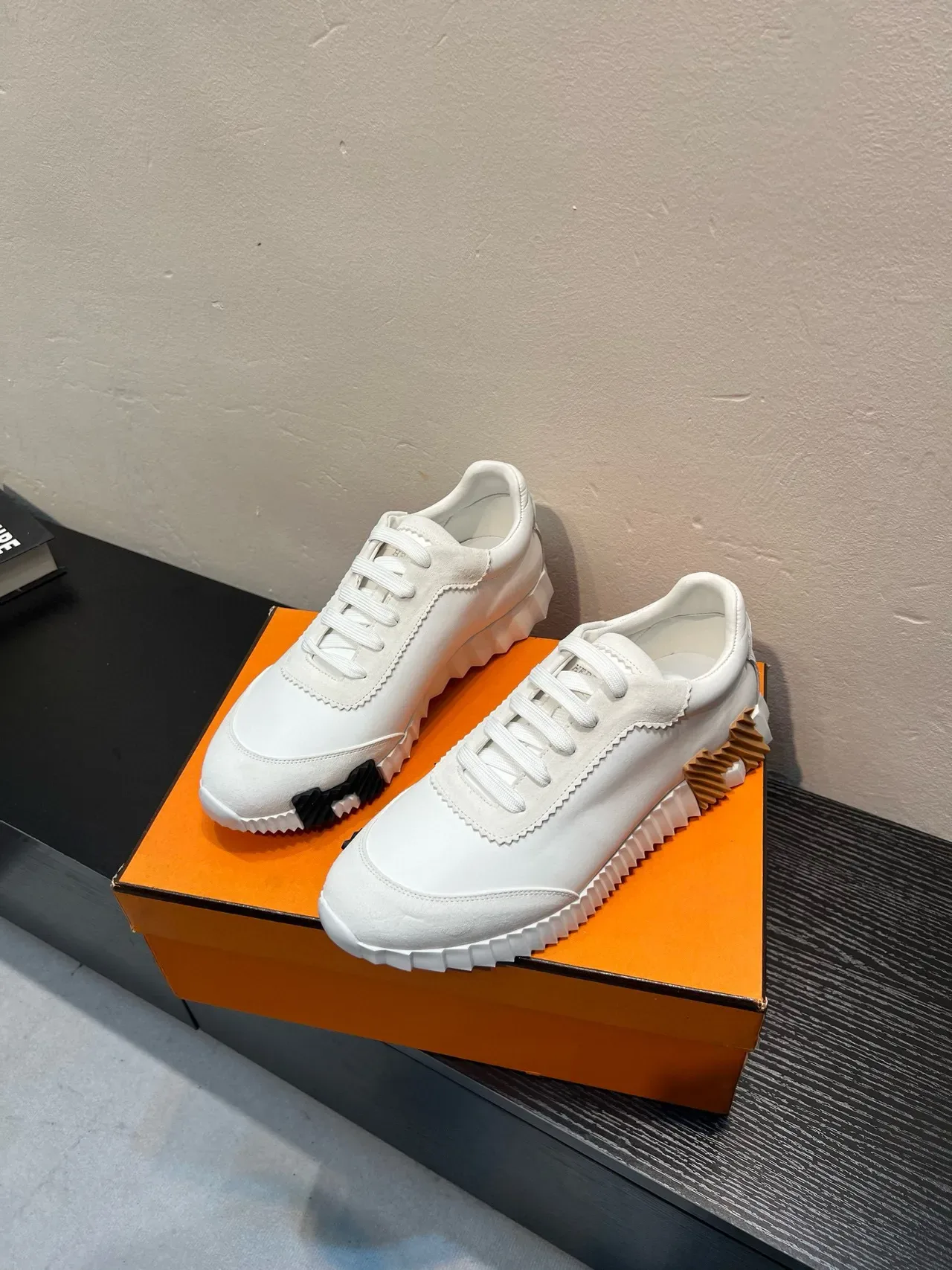 Hermès H Blanc Marron Cuir-Suede Hybride Tige Détail Couture Zigzag Sneakers Lifestyle 4