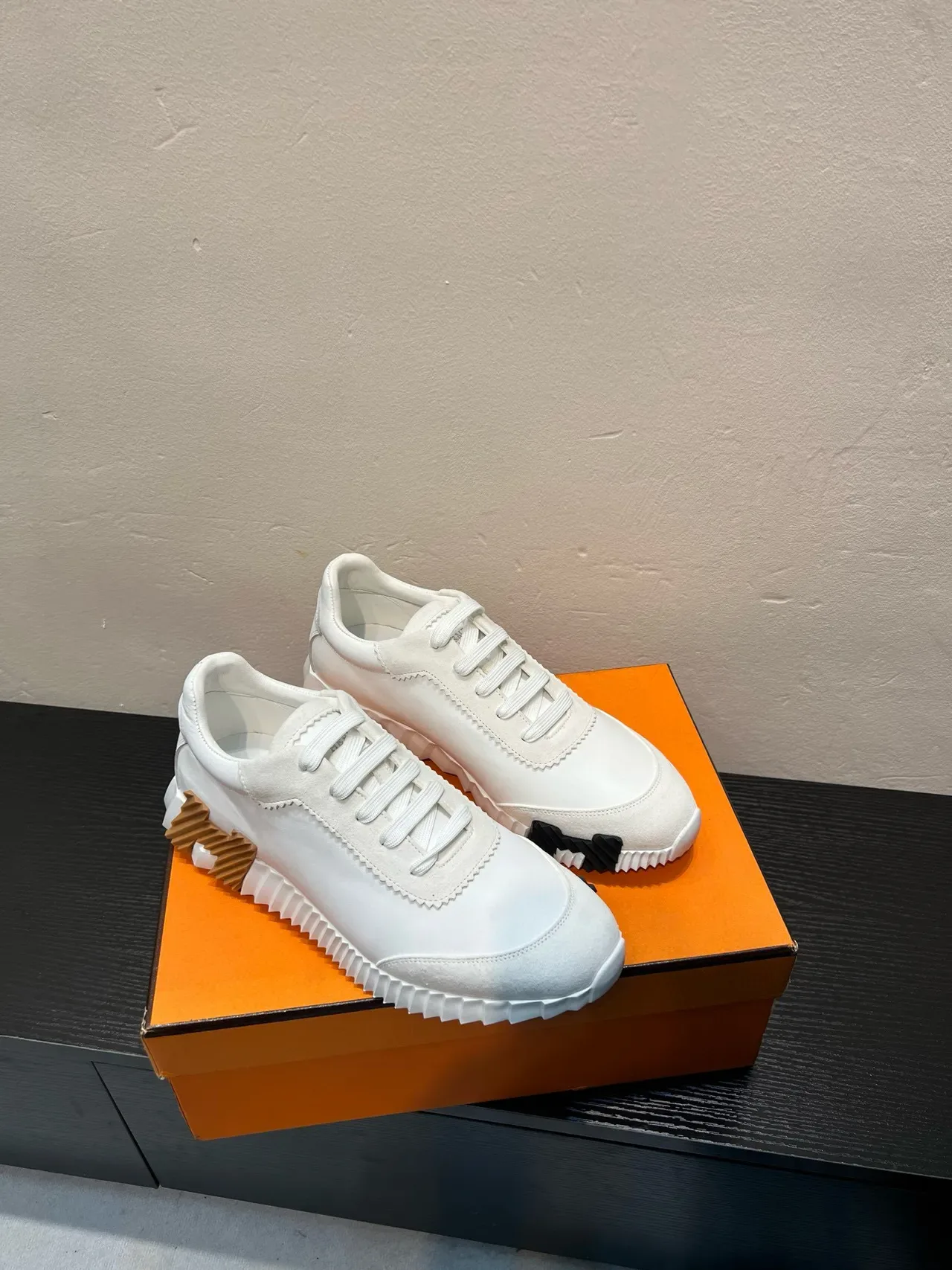 Hermès H Blanc Marron Cuir-Suede Hybride Tige Détail Couture Zigzag Sneakers Lifestyle 6