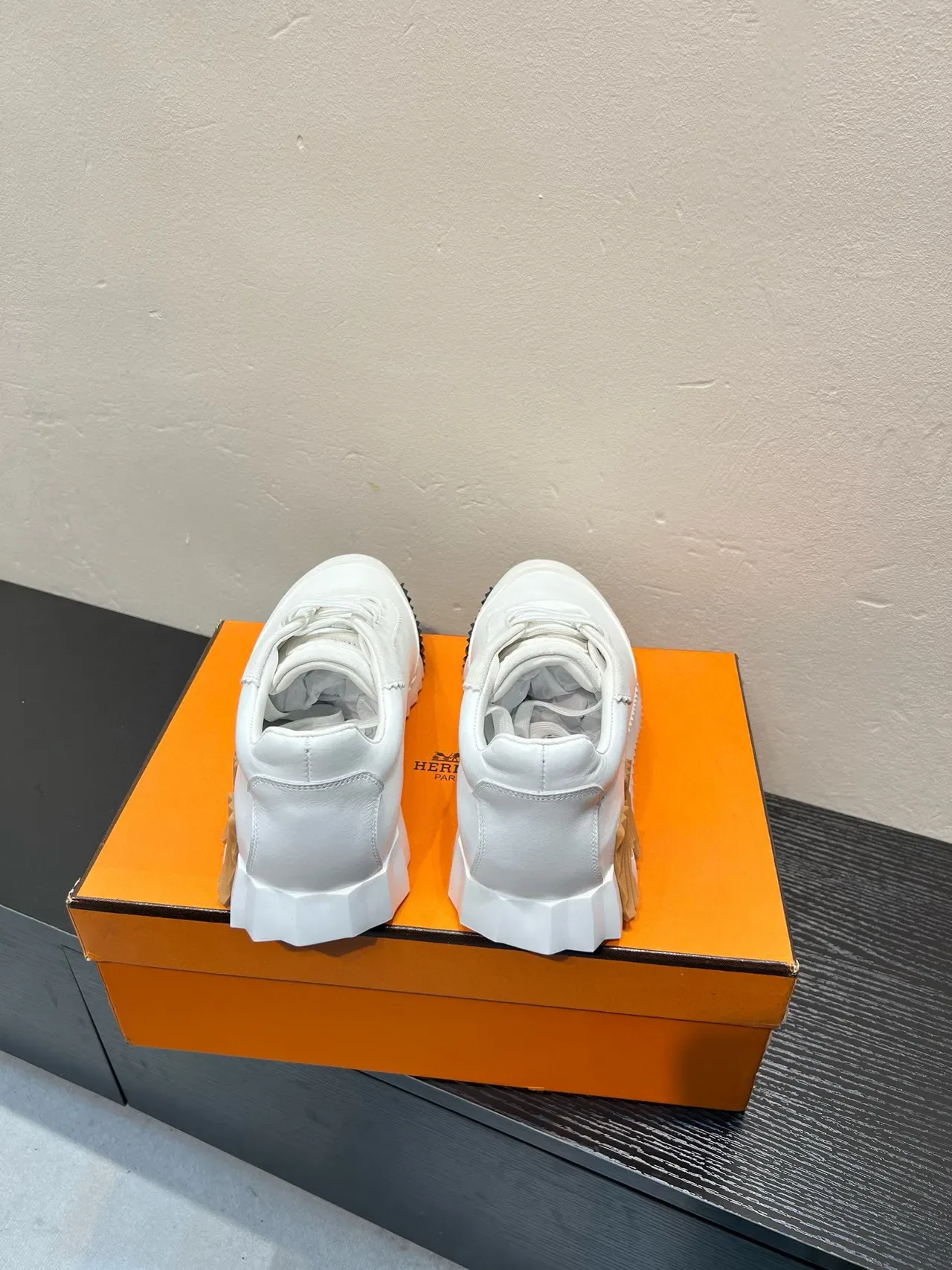Hermès H Blanc Marron Cuir-Suede Hybride Tige Détail Couture Zigzag Sneakers Lifestyle 7