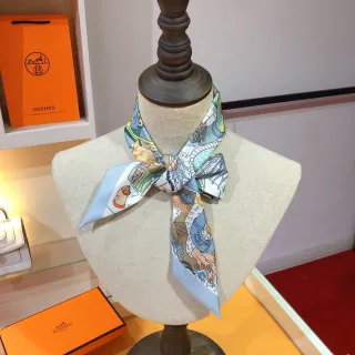 Hermès चित्रित मोटिफ हल्का नीला बॉर्डर रेशम स्कार्फ